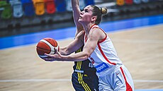 Česká basketbalistka Romana Hejdová útočí na švédský koš. Česká basketbalistka Romana Hejdová útočí na švédský koš.