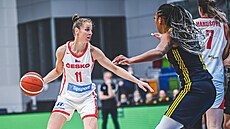 Česká basketbalistka Kateřina Elhotová (vlevo) útočí v zápase se Švédskem. Česká basketbalistka Kateřina Elhotová (vlevo) útočí v zápase se Švédskem.