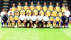 Fotbalové Blšany v roce 2000. Vpravo dole tehdy osmnáctiletý Petr Čech, čtvrtý... Fotbalové Blšany v roce 2000. Vpravo dole tehdy osmnáctiletý Petr Čech, čtvrtý...