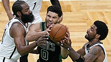 Jayson Tatum z Bostonu u míče v duelu s Brooklynem Jayson Tatum z Bostonu u míče v duelu s Brooklynem