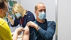 Princ William pi první dávce vakcíny proti covidu-19 (Londýn, 18. kvtna 2021)