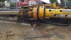 Na Břeclavsku hořela a spadla vrtací souprava (27. 5. 2021). Na Břeclavsku hořela a spadla vrtací souprava (27. 5. 2021).