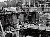 Stavba vestibulu Můstek A uprostřed Václavského náměstí (1976)