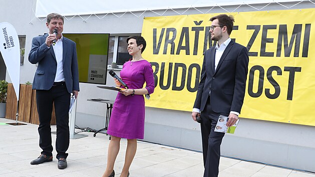 Koalice Pirátů a STAN v pondělí dopoledne představila pražské kandidátky do letošních sněmovních voleb. Jedničkou na volební listině v Praze je Olga Richterová. Jako dvojka je na kandidátce Jakub Michálek. Na třetím místě je pak za STAN Jan Lacina. (31. května 2021)