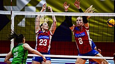Češky Simona Bajuszová (uprostřed) a Barbora Purchartová se snaží zablokovat... Češky Simona Bajuszová (uprostřed) a Barbora Purchartová se snaží zablokovat...