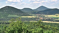 Pohled od zíceniny hradu Oltáík na sopené vrchy eského stedohoí. Vlevo je...