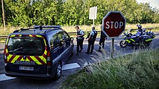Francouzská policie pátrá po těžce ozbrojeném muži, který začal střílet na... Francouzská policie pátrá po těžce ozbrojeném muži, který začal střílet na...