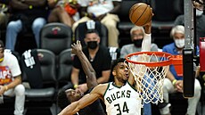 Janis Adetokunbo z Milwaukee Bucks skóruje proti Miami Heat. Janis Adetokunbo z Milwaukee Bucks skóruje proti Miami Heat.