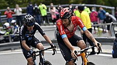 Damiano Caruso a za ním Romain Bardet ve dvacáté etapě Gira. Damiano Caruso a za ním Romain Bardet ve dvacáté etapě Gira.