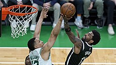 Kyrie Irving z Brooklynu zakončuje, blokuje ho Grant Williams z Bostonu. Kyrie Irving z Brooklynu zakončuje, blokuje ho Grant Williams z Bostonu.