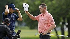 Vítězný Jason Kokrak (vpravo) a Jordan Spieth na turnaji Charles Schwab... Vítězný Jason Kokrak (vpravo) a Jordan Spieth na turnaji Charles Schwab...