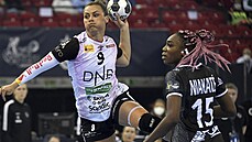 Nora Morková z Kristiansandu střílí na bránu Brestu. Přihlíží Kalidiatou... Nora Morková z Kristiansandu střílí na bránu Brestu. Přihlíží Kalidiatou...