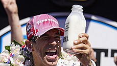 Helio Castroneves se raduje z triumfu v závodě 500 mil Indianapolis. Helio Castroneves se raduje z triumfu v závodě 500 mil Indianapolis.