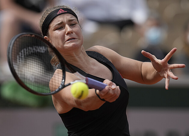 Karolína Muchová se soustředí na forhend ve třetím kole Roland Garros.