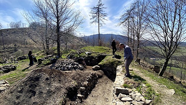 Torzo hradu Nový Šaumburk se postupně obnovuje. Torzo hradu Nový Šaumburk se postupně obnovuje.