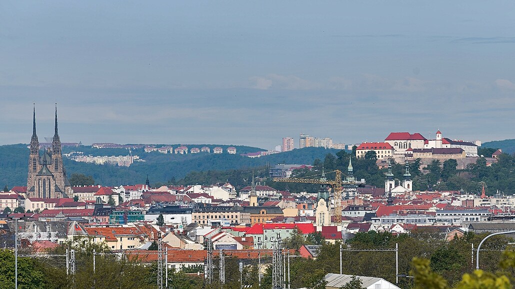 Pohled na Brno smrem od Juliánova. Nalevo se tyí katedrála svatého Petra a...