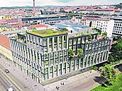 Školka ztracená za novostavbou (zcela vpravo)