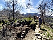 Torzo hradu Nový Šaumburk se postupně obnovuje. Torzo hradu Nový Šaumburk se postupně obnovuje.