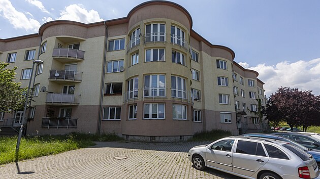 Lid sten financovali vstavbu drustevnch byt v Olomouci a dle platili njem, kterm podle smluv byty splceli. Ulice Topolov.