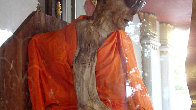 Mnich Luang Pho Daeng zemel v roce 1973 pi meditaci, k jeho mumifikaci dolo a po jeho smrti.