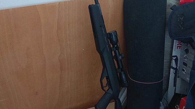 Muž na ženu mířil vzduchovou puškou, kterou policisté u něj doma zajistili.