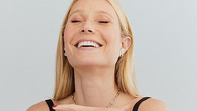 Gwyneth Paltrowov propaguje na svm webu Goop kolekci perk (2021).