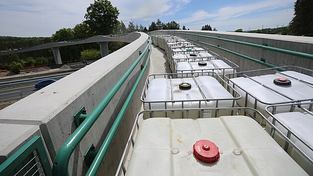 Statická a dynamická zatěžovací zkouška problémové betonové lávky u Kamenného rybníka v Plzni. (2. 6. 2021)