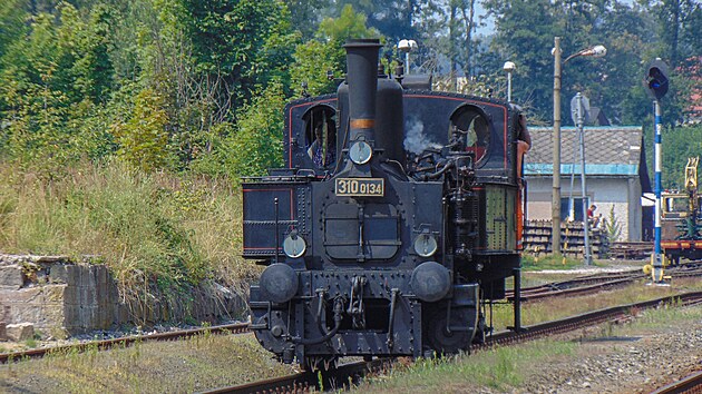 Lokomotiva 310.0134 objídí soupravu ve stanici Kunice nad Labem.