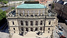 Rekonstrukce má zabezpečit a zpřístupnit 850 metrů čtverečních terasy Rudolfina. Rekonstrukce má zabezpečit a zpřístupnit 850 metrů čtverečních terasy Rudolfina.