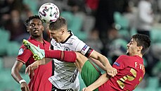 Vitaly Janelt z Německa bojuje ve finále ME do 21 let s Portugalcem Fabiem... Vitaly Janelt z Německa bojuje ve finále ME do 21 let s Portugalcem Fabiem...