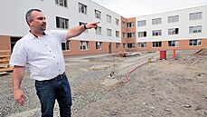 Ředitel Pavel Kyzlink na místě budoucího parku Domova seniorů se speciální péčí... Ředitel Pavel Kyzlink na místě budoucího parku Domova seniorů se speciální péčí...