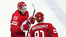 Ruský hokejista Nikita Nsterov se raduje s Vladimírem Tarasenkem z pátého gólu...