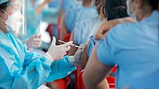 Zdravotníci aplikují vězňům v Thajsku čínskou vakcínu Sinovac. (3. června 2021) Zdravotníci aplikují vězňům v Thajsku čínskou vakcínu Sinovac. (3. června 2021)