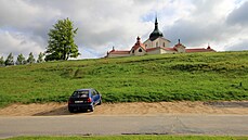 Zázemí pro průvodce a návštěvníky Zelené hory, které na jejím úpatí vyroste,... Zázemí pro průvodce a návštěvníky Zelené hory, které na jejím úpatí vyroste,...