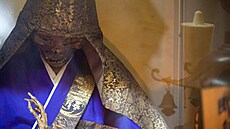 Sedm let. Tak dlouho své tělo týral mnich, jehož mumie je vystavena v chrámu ve... Sedm let. Tak dlouho své tělo týral mnich, jehož mumie je vystavena v chrámu ve...