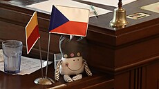 Maňásek zvaný Korunka patřící Radku Vondráčkovi na mimořádném jednání... Maňásek zvaný Korunka patřící Radku Vondráčkovi na mimořádném jednání...