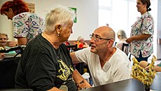 Před pandemií nepracovali v domovech pro seniory téměř žádní muži. V... Před pandemií nepracovali v domovech pro seniory téměř žádní muži. V...
