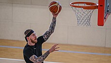 Český reprezentant Patrik Auda zakončuje v přípravě na olympijskou kvalifikaci. Český reprezentant Patrik Auda zakončuje v přípravě na olympijskou kvalifikaci.