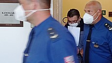 Jaromír Prokop, který byl před lety jako uprchlý odsouzen spolu s dalšími členy... Jaromír Prokop, který byl před lety jako uprchlý odsouzen spolu s dalšími členy...