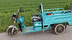 Dvojice převážela léky na elektrické tříkolce. Dvojice převážela léky na elektrické tříkolce.