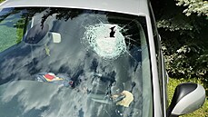 Kámen proletěl čelním sklem a trefil řidiče do obličeje. Kámen proletěl čelním sklem a trefil řidiče do obličeje.