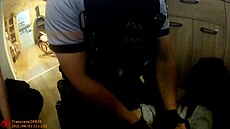 Žena byla vulgární na svou matku i policisty, odvezli ji na záchytku Žena byla vulgární na svou matku i policisty, odvezli ji na záchytku