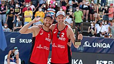 Vítzní Nizozemci Alexander Brouwer a Robert Meeuwsen s trofejí.