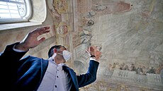 Po téměř dvou letech dokončili restaurátoři obnovu fresky na stropě a stěnách... Po téměř dvou letech dokončili restaurátoři obnovu fresky na stropě a stěnách...