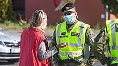 Město v karanténě. Obyvatelka Litovle diskutuje s vojenským policistou. Město v karanténě. Obyvatelka Litovle diskutuje s vojenským policistou.