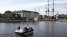 Loď z budoucnosti projíždí kolem plavidla minulosti v Amsterdamu. (20. květen... Loď z budoucnosti projíždí kolem plavidla minulosti v Amsterdamu. (20. květen...