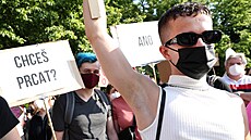 V pátek odpoledne prošlo Prahou asi 400 demonstrantů protestujících proti... V pátek odpoledne prošlo Prahou asi 400 demonstrantů protestujících proti...