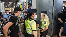 Při pravidelné kontrole v pražské tržnici Sapa odhalili celníci dva kontejnery... Při pravidelné kontrole v pražské tržnici Sapa odhalili celníci dva kontejnery...