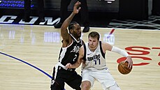 Kawhi Leonard z Los Angeles Clippers brání Luku Dončiče z Dallasu. Kawhi Leonard z Los Angeles Clippers brání Luku Dončiče z Dallasu.