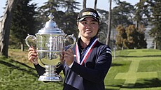 Yuka Sasová s trofejí pro vítězku US Open. Yuka Sasová s trofejí pro vítězku US Open.